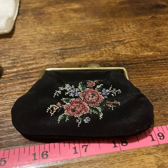 Vintage Rose Petit point embroidery on compact set - Picture 11 of 16